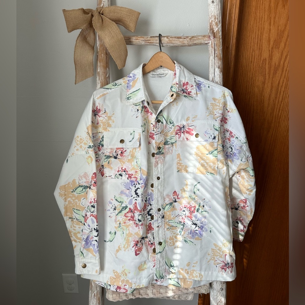 WOMEN'S DAVI & DANI LIGHTWEIGHT DENIM WHITE FLORAL CREAM BEIGE SNAP BUTTON SHIRT